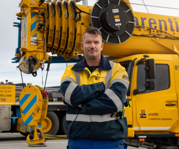 Foto van een hijskraanmachinist voor een hijskraan